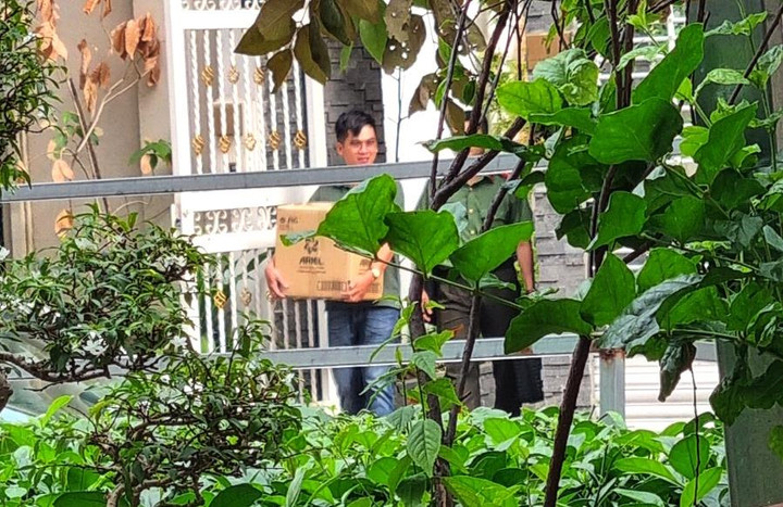 Cảnh sát thu giữ nhiều thùng tài liệu tại nơi ở của bà Hàn Ni - 4