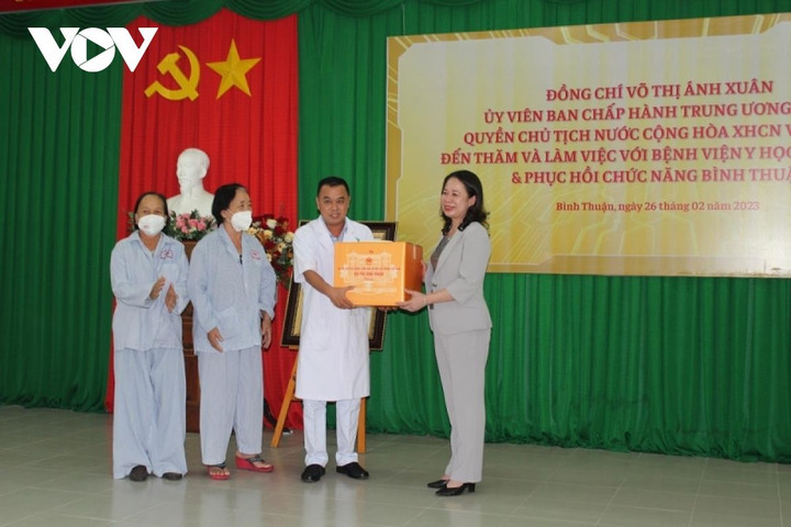 Quyền Chủ tịch nước thăm và chúc mừng thầy thuốc ở Bình Thuận - 3