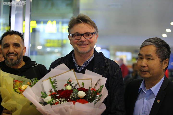 HLV Troussier đến Việt Nam ký hợp đồng - 3