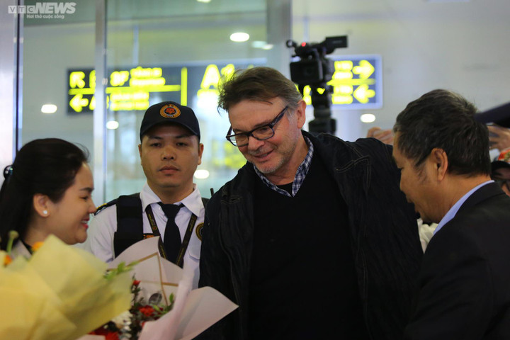 HLV Troussier đến Việt Nam ký hợp đồng - 2