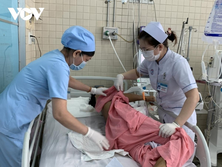 Lặng thầm nghề hộ lý nơi hành lang bệnh viện - 1