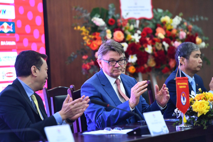 HLV Troussier nhậm chức, quyết tâm đưa tuyển Việt Nam dự World Cup - 3