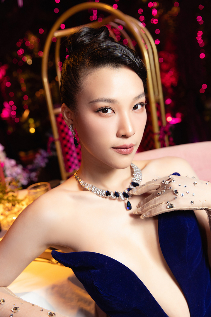 MC Hoàng Oanh đọ sắc cùng đương kim Miss Universe - 7