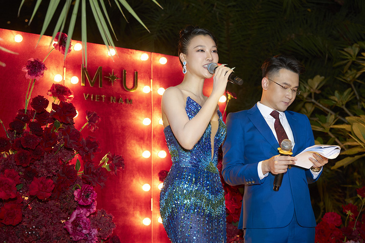 MC Hoàng Oanh đọ sắc cùng đương kim Miss Universe - 3