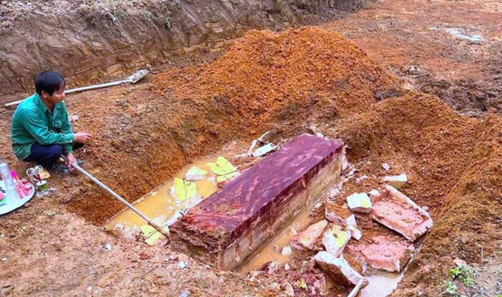 Đào móng làm nhà, phát hiện quan tài cổ 'trong quan ngoài quách' - 1