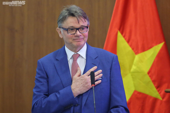 HLV Troussier nhậm chức, quyết tâm đưa tuyển Việt Nam dự World Cup - 2
