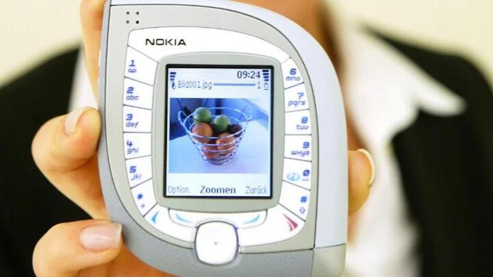Top 12 chiếc điện thoại kỳ lạ từ những năm 2000 - 5