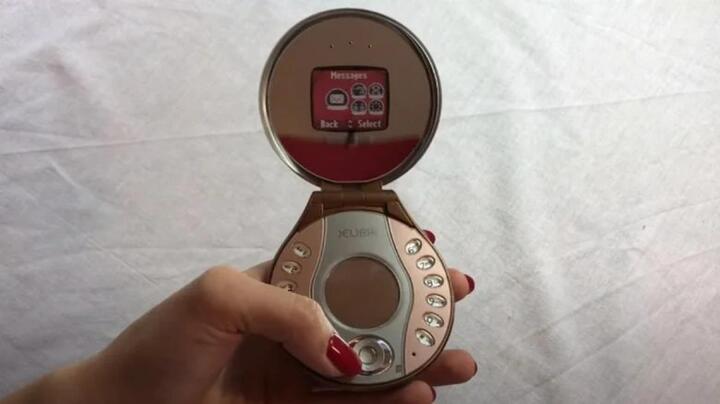 Top 12 chiếc điện thoại kỳ lạ từ những năm 2000 - 6
