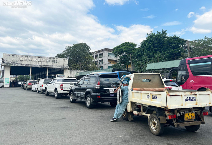 TP.HCM: Đặt lịch qua app đăng kiểm trước, tới nơi tài xế vẫn phải xếp hàng chờ - 4