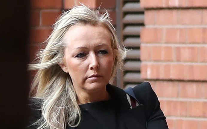 Người đàn ông bị vợ đánh suốt 20 năm, luôn phải trang điểm để che dấu vết - 1