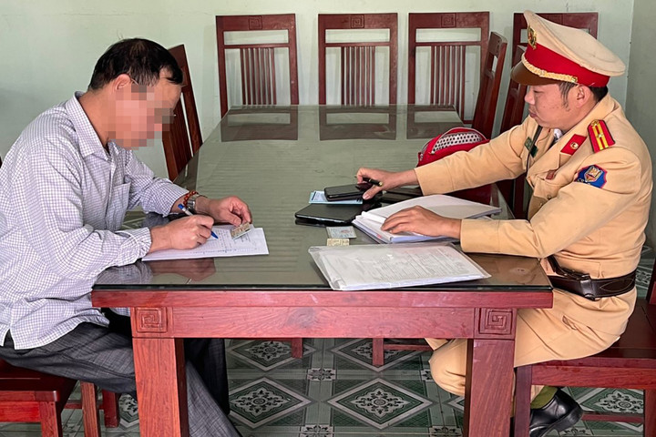 Đi ngược chiều cao tốc Hà Nội-Thái Nguyên, tài xế ô tô bị phạt 17 triệu đồng - 1