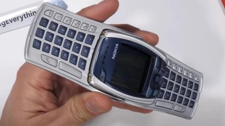 Top 12 chiếc điện thoại kỳ lạ từ những năm 2000 - 7