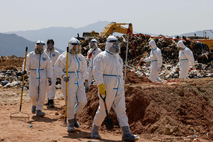 Cảnh sát đào bới bãi rác để tìm kiếm thi thể của người mẫu Hong Kong - 6