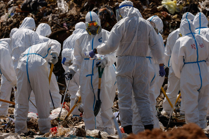 Cảnh sát đào bới bãi rác để tìm kiếm thi thể của người mẫu Hong Kong - 4