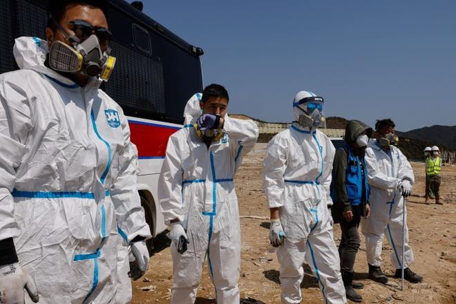 Cảnh sát đào bới bãi rác để tìm kiếm thi thể của người mẫu Hong Kong - 1