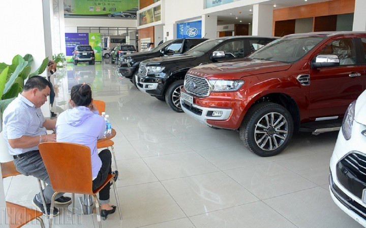 Ô tô giảm giá hàng trăm triệu đồng, đại lý vẫn dài cổ ngóng khách mua - 1