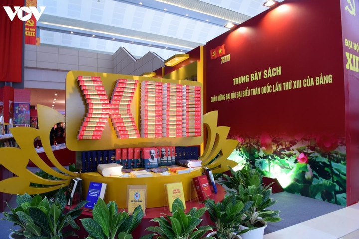 Không thể xem nhẹ cuộc đấu tranh bảo vệ nền tảng tư tưởng của Đảng - 2