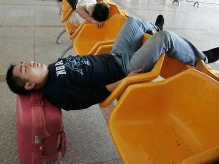 Không thể nhịn được cười trước loạt ảnh hài hước chỉ có thể chụp ở sân bay - 9