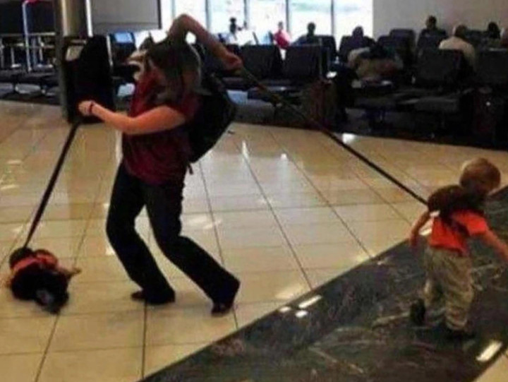 Không thể nhịn được cười trước loạt ảnh hài hước chỉ có thể chụp ở sân bay - 5