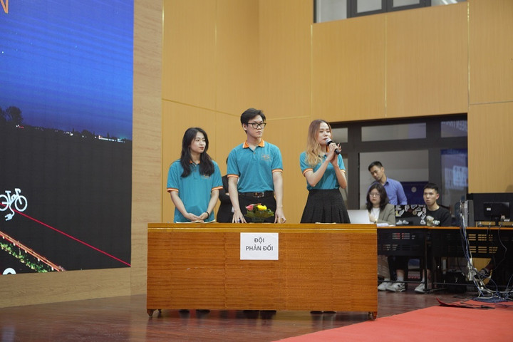 Sinh viên tham gia cuộc thi tranh biện Giao thông xanh - 2