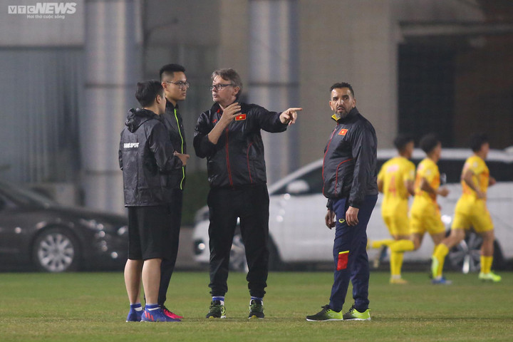 HLV Troussier lý giải quy định khắt khe trong buổi tập của U23 Việt Nam - 1