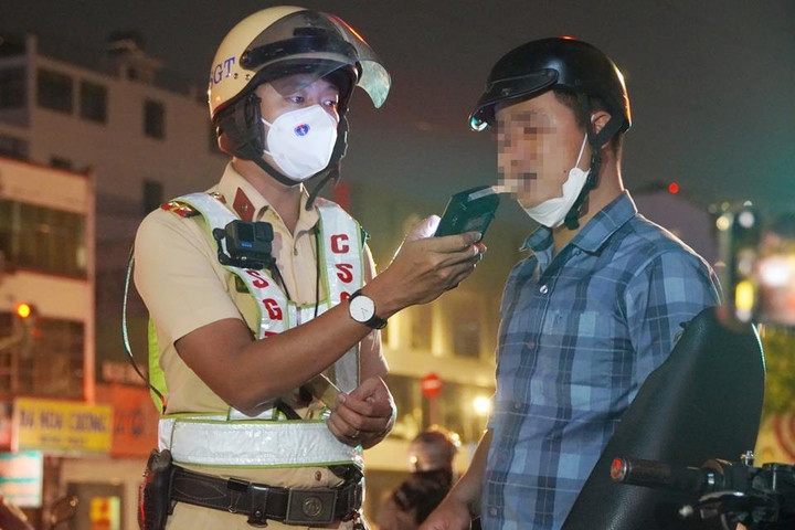 Uống 2 chai bia, tài xế ở TP.HCM bị phạt 7 triệu đồng - 1