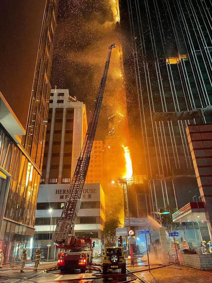 Trời đêm Hong Kong rực sáng vì cháy nhà chọc trời - 2
