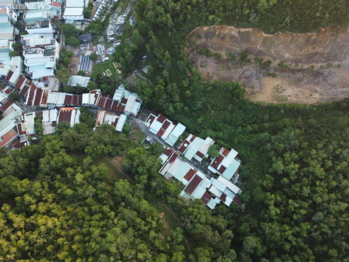 Bình Định: Dân mỏi mòn vì hơn 1 km đường làm 4 năm chưa xong - 4