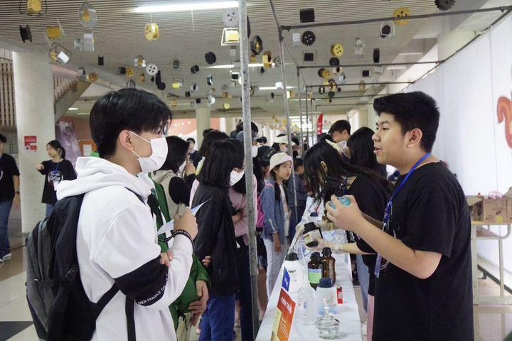 Hơn 3.000 học sinh, phụ huynh tham dự triển lãm khoa học ở trường Amsterdam - 2