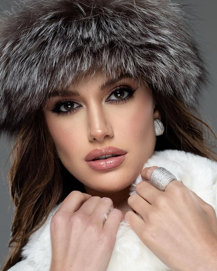 Nhan sắc nổi bật của Hoa hậu đẹp nhất thế giới năm 2022 - 11