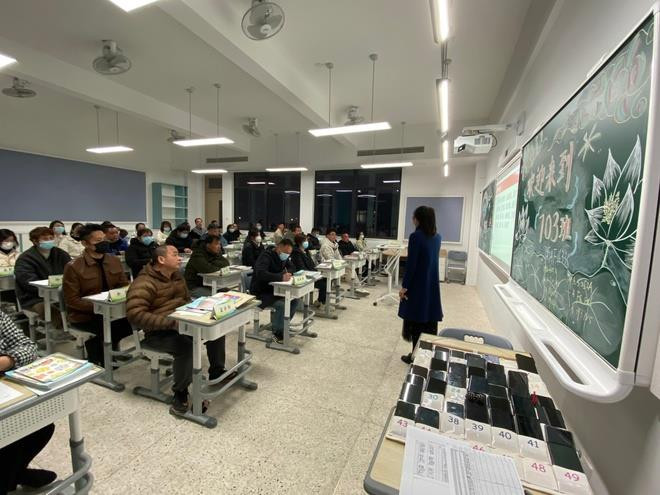 Trường yêu cầu phụ huynh viết cam kết không để con 'nghiện' điện thoại - 1