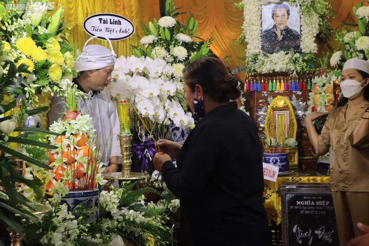 Khán giả lớn tuổi dậy sớm, bắt 3 chuyến xe, vượt 70 km tới tiễn đưa NSƯT Vũ Linh - 5