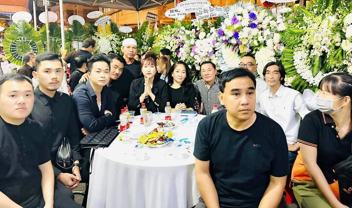 Sao Việt 7/3: Vợ NSND Công Lý chia sẻ 'hoa trong nghịch cảnh là hoa đẹp nhất' - 4