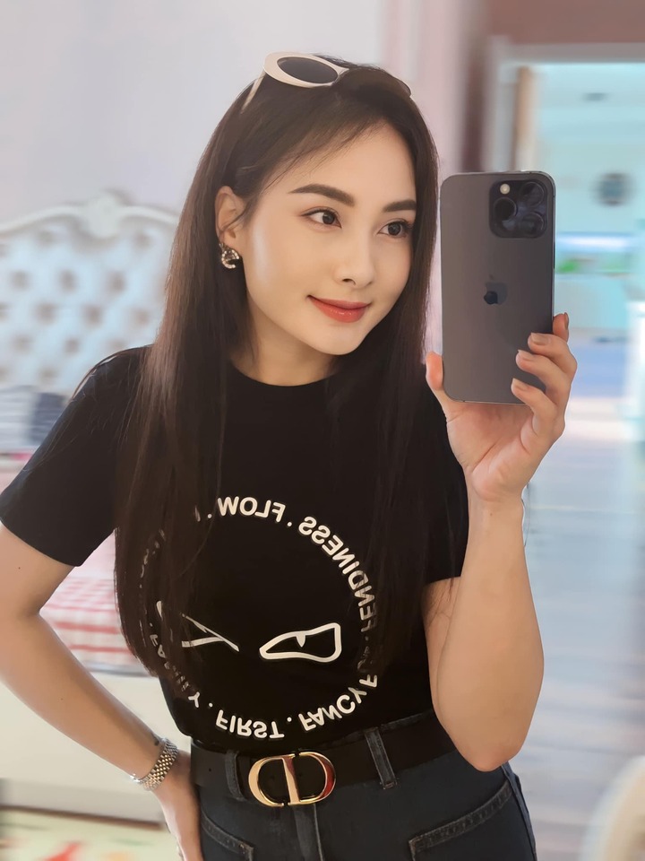Sao Việt 7/3: Vợ NSND Công Lý chia sẻ 'hoa trong nghịch cảnh là hoa đẹp nhất' - 5