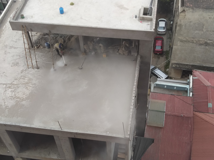 Hà Nội: Công trình không che chắn ngang nhiên xả bụi xi măng mù mịt - 1