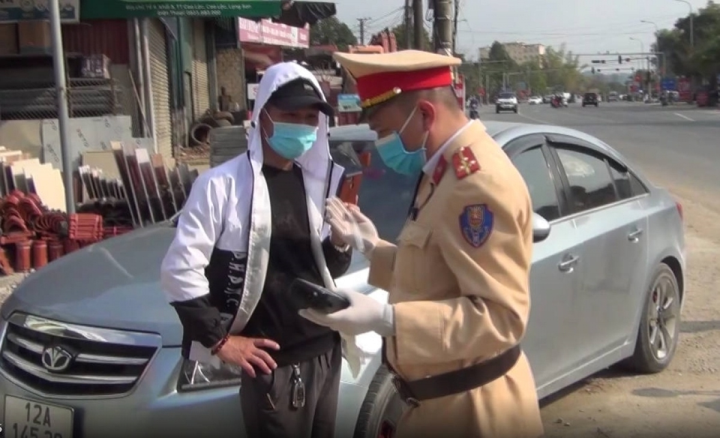 Bị CSGT xử lý vi phạm, người dân có được quay video, livestream? - 1