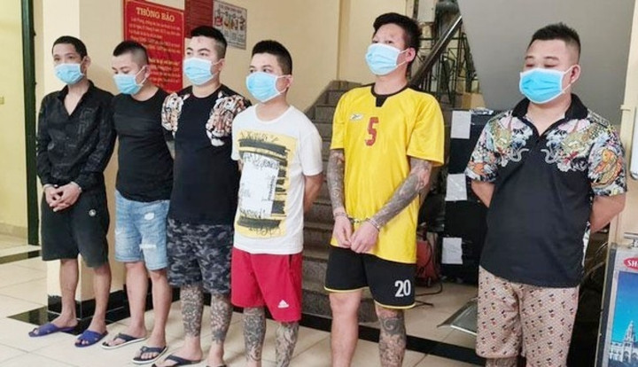 Nhóm tín dụng đen dán cáo phó, ném dầu luyn pha sơn đỏ uy hiếp tinh thần con nợ - 1