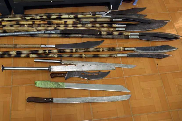 Tạm giữ nhóm thanh thiếu niên dùng hung khí định tấn công cảnh sát - 1