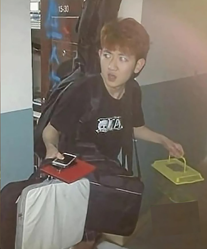 Sự thật bức ảnh tên trộm khệ nệ vác laptop, máy ảnh và 1 chú rùa khỏi ký túc xá - 1