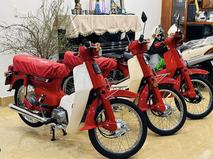 Xe máy 'cổ lỗ sĩ' cất kho, giá vẫn rao cả trăm triệu đồng - 1