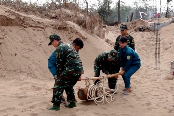 Xử lý an toàn quả bom nặng hơn 150kg còn nguyên ngòi nổ - 1