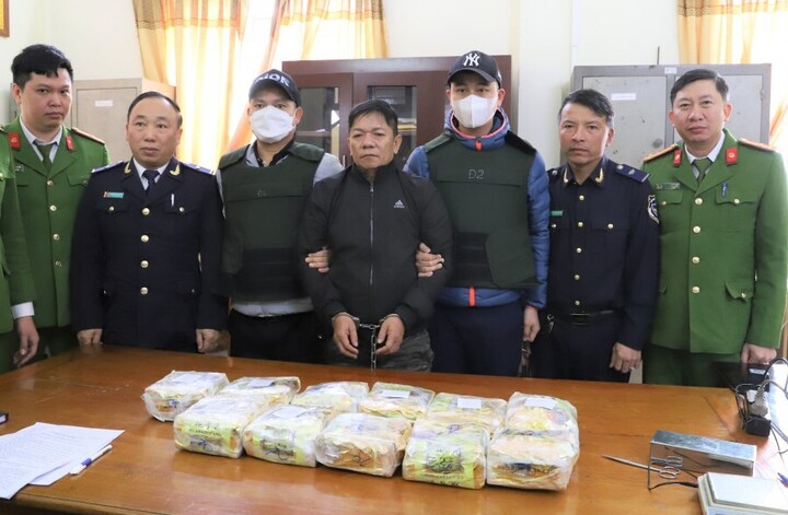 Giấu 11 kg ma túy dưới ghế taxi, người đàn ông bị bắt - 1