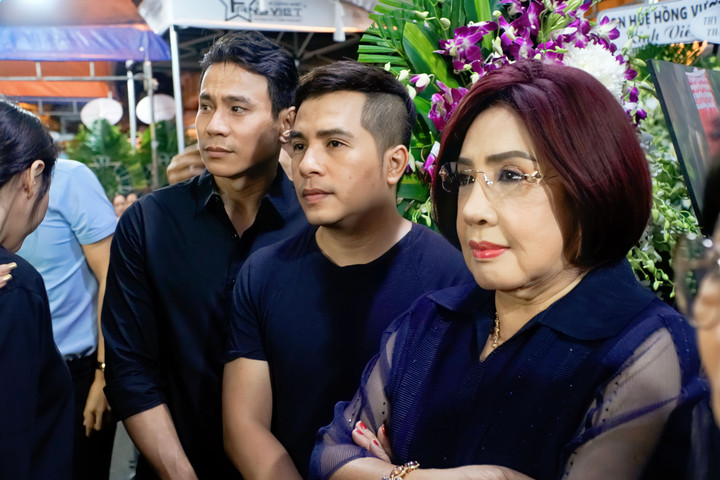 Quyền Linh, Thoại Mỹ nén xúc động đến tiễn biệt 'ông hoàng cải lương' Vũ Linh - 9