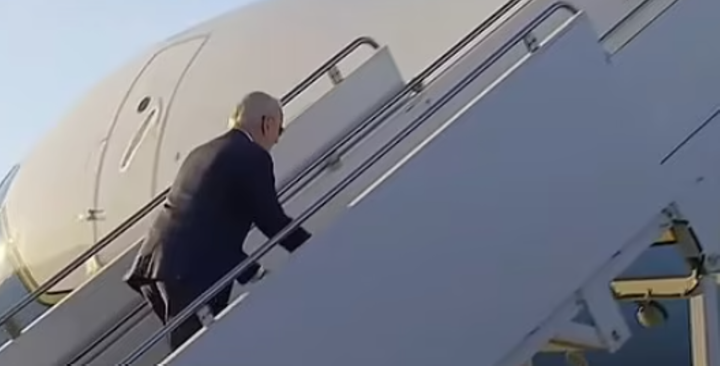 Ông Biden lại vấp khi lên máy bay Không lực Một - 1