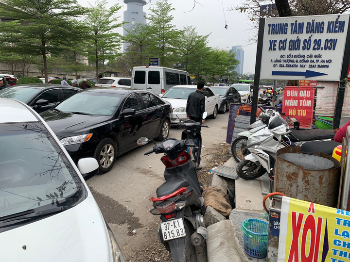 Chủ xe xếp hàng 2 ngày chờ đăng kiểm, sắp nhận tem thì công an ập vào khám xét - 1