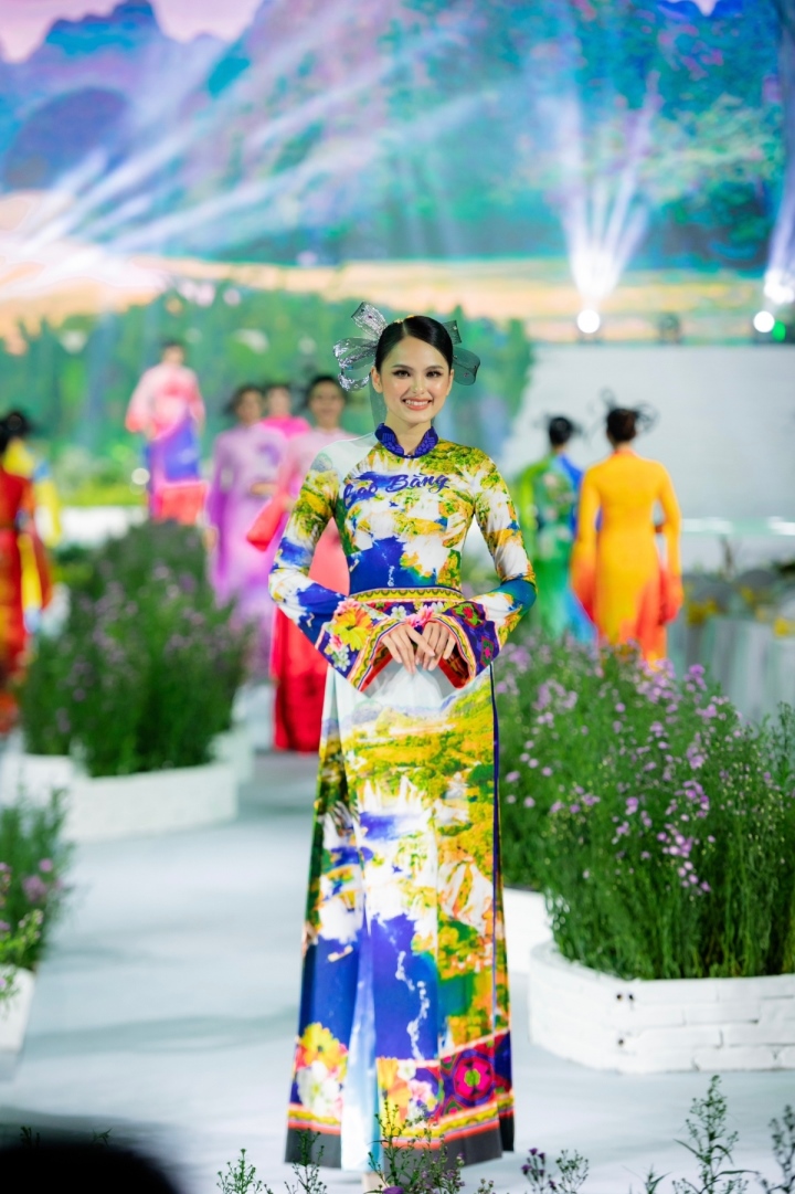 Á hậu Miss Globe 2022 Lâm Thu Hồng khoe sắc với áo dài - 6