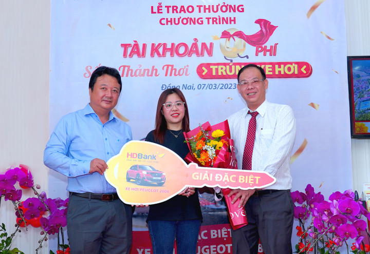 Khách hàng HDBank ở Đồng Nai trúng xe hơi Peugeot - 1