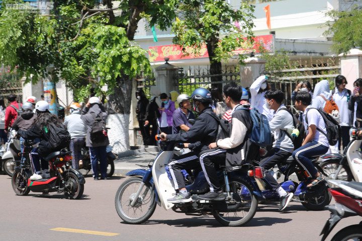 Học sinh Quy Nhơn vượt đèn đỏ, không mũ bảo hiểm 'như chưa có luật giao thông' - 7