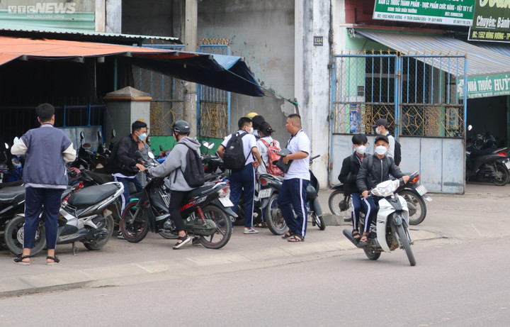 Học sinh Quy Nhơn vượt đèn đỏ, không mũ bảo hiểm 'như chưa có luật giao thông' - 11