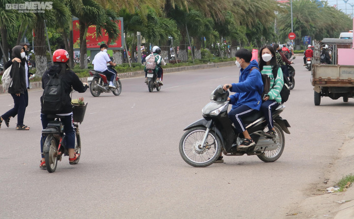 Học sinh Quy Nhơn vượt đèn đỏ, không mũ bảo hiểm 'như chưa có luật giao thông' - 8